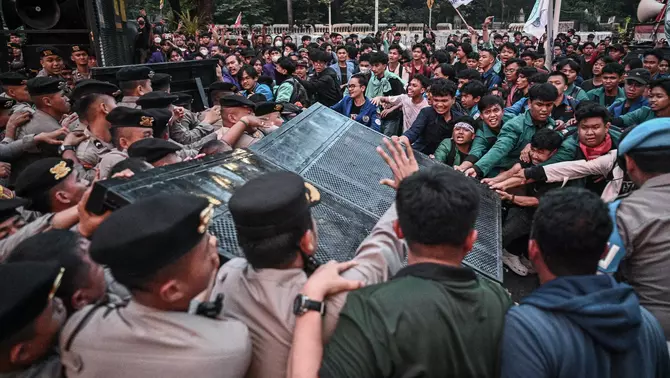 Polisi berupaya menghentikan dorongan massa Aliansi Badan Eksekutif Mahasiswa Seluruh Indonesia (BEM SI) saat unjuk rasa peringatan Hari Pendidikan Nasional di Jalan Medan Merdeka Selatan, Jakarta, Sabtu 2 Mei 2026.