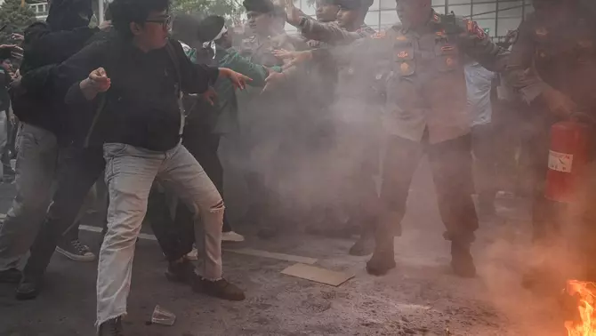Polisi berupaya menghentikan dorongan massa Aliansi Badan Eksekutif Mahasiswa Seluruh Indonesia (BEM SI) saat unjuk rasa peringatan Hari Pendidikan Nasional di Jalan Medan Merdeka Selatan, Jakarta, Sabtu