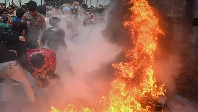 Polisi berupaya menghentikan dorongan massa Aliansi Badan Eksekutif Mahasiswa Seluruh Indonesia (BEM SI) saat unjuk rasa peringatan Hari Pendidikan Nasional di Jalan Medan Merdeka Selatan, Jakarta, Sabtu 2 Mei 2026.