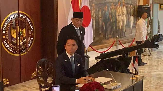 Menteri Pertahanan Sjafrie Sjamsoeddin dan Menteri Pertahanan Jepang Koizumi Shinjiro di Gedung Kementerian Pertahanan, Jakarta Pusat, Senin 4 Mei 2026.