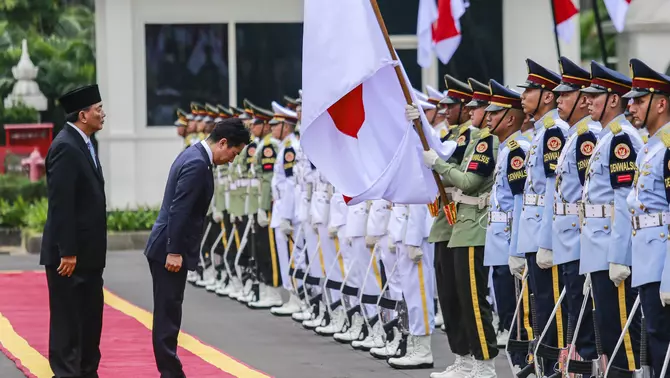 Menteri Pertahanan Sjafrie Sjamsoeddin (kiri) bersama Menteri Pertahanan Jepang Shinjiro Koizumi (kedua kiri) memberikan hormat pada bendera saat inspeksi pasukan di Kementerian Pertahanan, Jakarta, Senin 4 Mei 2026.