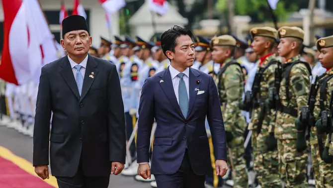 Menteri Pertahanan Sjafrie Sjamsoeddin (kiri) bersama Menteri Pertahanan Jepang Shinjiro Koizumi (kanan) melakukan inspeksi pasukan di Kementerian Pertahanan, Jakarta, Senin 4 Mei 2026.