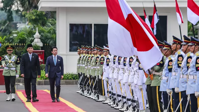 Menteri Pertahanan Sjafrie Sjamsoeddin (kiri) bersama Menteri Pertahanan Jepang Shinjiro Koizumi (kanan) melakukan inspeksi pasukan di Kementerian Pertahanan, Jakarta, Senin 4 Mei 2026.