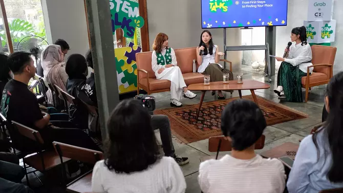 Principal Product Manager Grab Indonesia Gabriella Kawilarang (tengah) bersama Konten Kreator/Wirausaha dan Alumni MIT Sabrina Anggraini (kiri), bersama dengan, saat talkshow pada acara STEM Talks yang mengusung tema “Cracking the STEM World: From First  Steps to Finding Your Place” di Jakarta, Jumat 8 Mei 2026.