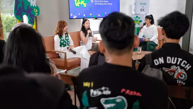 Principal Product Manager Grab Indonesia Gabriella Kawilarang (tengah) bersama Konten Kreator/Wirausaha dan Alumni MIT Sabrina Anggraini (kiri), bersama dengan, saat talkshow pada acara STEM Talks yang mengusung tema “Cracking the STEM World: From First  Steps to Finding Your Place” di Jakarta, Jumat 8 Mei 2026.