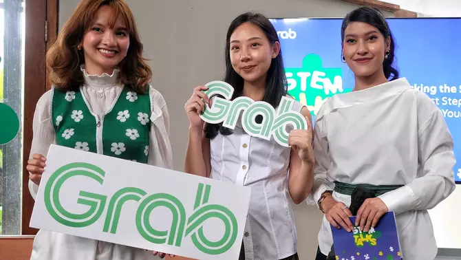 Principal Product Manager Grab Indonesia Gabriella Kawilarang (tengah) bersama Konten Kreator/Wirausaha dan Alumni MIT Sabrina Anggraini (kiri), bersama dengan, saat talkshow pada acara STEM Talks yang mengusung tema “Cracking the STEM World: From First  Steps to Finding Your Place” di Jakarta, Jumat 8 Mei 2026.
