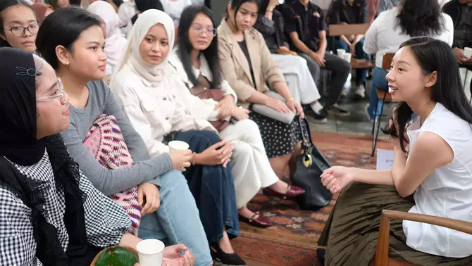 Principal Product Manager Grab Indonesia Gabriella Kawilarang melakukan dialog dengan peserta saat talkshow pada acara STEM Talks yang mengusung tema “Cracking the STEM World: From First  Steps to Finding Your Place” di Jakarta, Jumat 8 Mei 2026.