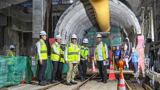 Wakil Presiden Gibran Rakabuming Raka (kanan), didampingi Gubernur DKI Jakarta Pramono Anung (tengah), Menteri Perhubungan Dudy Purwagandhi (dua kiri), mendapat penjelasan dari Direktur Utama MRT Jakarta (Perseroda) Tuhiyat (dua kanan), saat meninjau tunnel MRT Harmoni-Sawah Besar di Jakarta, Selasa 12 Mei 20026.
