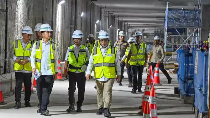 Wakil Presiden Gibran Rakabuming Raka (dua kiri), didampingi Gubernur DKI Jakarta Pramono Anung (kanan), Menteri Perhubungan Dudy Purwagandhi (kiri), mendapat penjelasan dari Direktur Utama MRT Jakarta (Perseroda) Tuhiyat (tengah), saat meninjau tunnel MRT Harmoni-Sawah Besar di Jakarta, Selasa 12 Mei 2026.