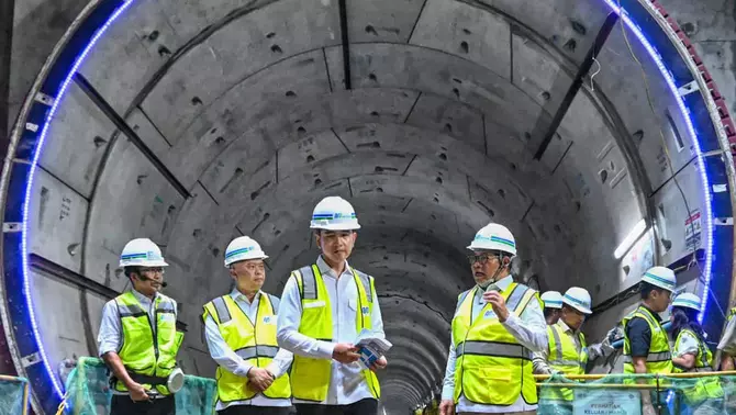 Wakil Presiden Gibran Rakabuming Raka (tengah) didampingi Gubernur DKI Jakarta Pramono Anung (kanan), Menteri Perhubungan Dudy Purwagandhi (dua kiri), mendapat penjelasan dari Direktur Utama MRT Jakarta (Perseroda) Tuhiyat (kiri), saat meninjau tunnel MRT Harmoni-Sawah Besar di Jakarta, Selasa 12 Mei 2026.