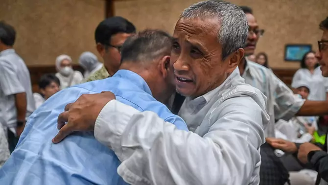 Terdakwa kasus dugaan korupsi tata kelola minyak mentah dan produk kilang pada PT Pertamina Subholding dan Kontraktor Kontrak Kerja Sama (KKKS) tahun 2018-2023 Hasto Wibowo memeluk kerabatnya usai menjalani sidang putusan di Pengadilan Tipikor, Jakarta, Selasa 12 Mei 2026.