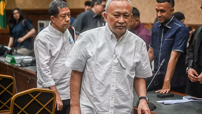 Terdakwa kasus dugaan korupsi tata kelola minyak mentah dan produk kilang pada PT Pertamina Subholding dan Kontraktor Kontrak Kerja Sama (KKKS) tahun 2018-2023 Hanung Budya (tengah) dan Alfian Nasution (kiri) meninggalkan ruangan usai menjalani sidang putusan di Pengadilan Tipikor, Jakarta, Selasa 12 Mei 2026.