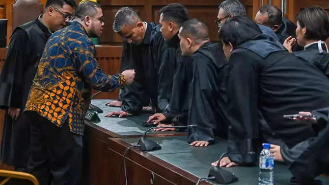 Terdakwa kasus dugaan korupsi pengadaan laptop berbasis Chromebook di Kemendikbudristek tahun 2019-2022 Ibrahim Arief (kedua kiri) berkonsultasi dengan kuasa hukum usai menjalani sidang putusan di Pengadilan Tipikor, Jakarta, Selasa 12 Mei 2026.