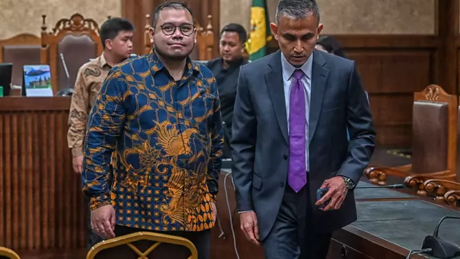 Terdakwa kasus dugaan korupsi pengadaan laptop berbasis Chromebook di Kemendikbudristek tahun 2019-2022 Ibrahim Arief (kiri) berjalan usai menjalani sidang putusan di Pengadilan Tipikor, Jakarta, Selasa 12 Mei 2026.
