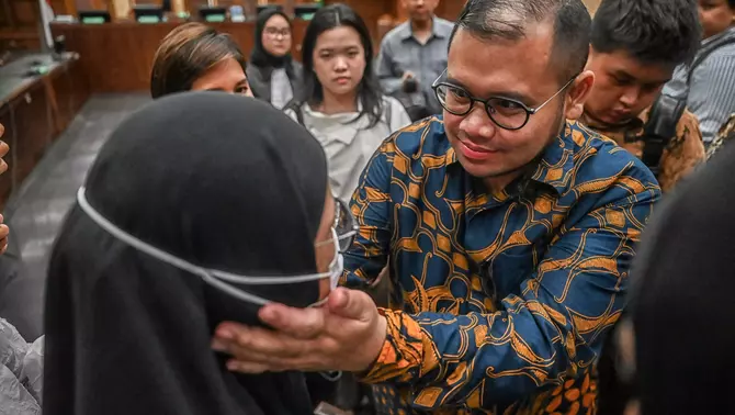 Terdakwa kasus dugaan korupsi pengadaan laptop berbasis Chromebook di Kemendikbudristek tahun 2019-2022 Ibrahim Arief menyapa istrinya usai menjalani sidang putusan di Pengadilan Tipikor, Jakarta, Selasa 12 Mei 2026.