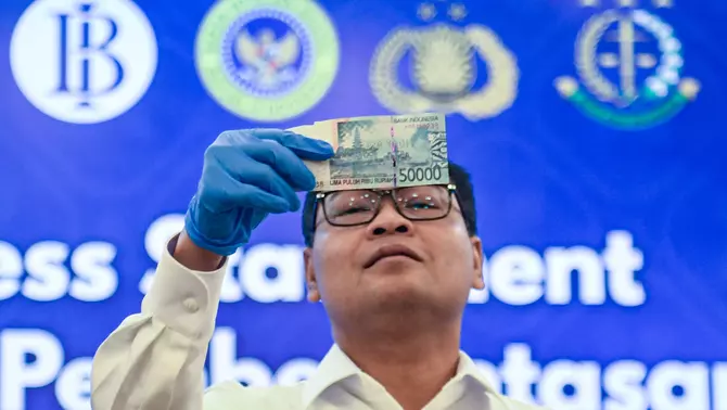 Deputi Gubernur Bank Indonesia (BI) Ricky P. Gozali melihat uang rupiah palsu sebelum dimusnahkan di Kompleks Kantor Pusat BI, Jakarta, Rabu 13 Mei 2026.
