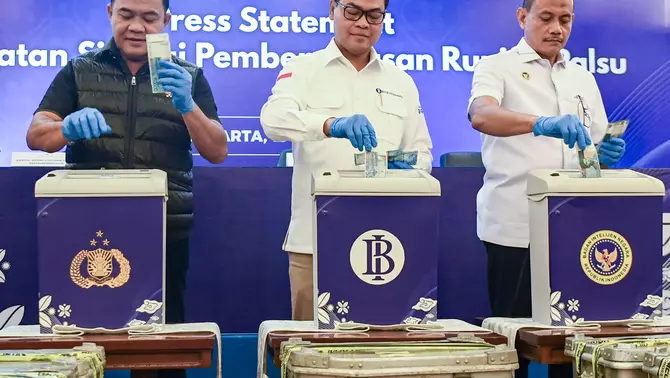 Deputi Gubernur Bank Indonesia (BI) Ricky P. Gozali (tengah) bersama Wakabareskrim Polri Irjen Pol Nunung Syaifuddin (kiri) dan Settum Botasupal Brigjen Pol Mulyono (kanan) memusnahkan uang rupiah palsu secara simbolis di Kompleks Kantor Pusat BI, Jakarta, Rabu 13 Mei 2026.