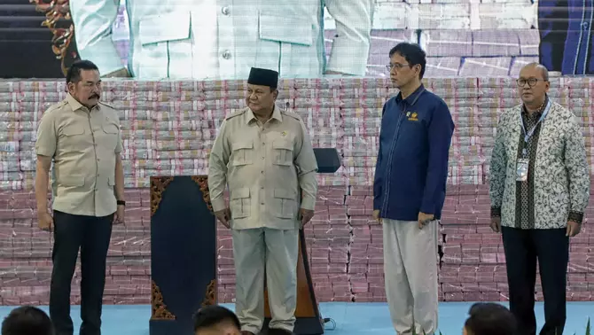 Presiden Prabowo Subianto (tengah) bersama Jaksa Agung ST Burhanuddin (kiri), Menteri Keuangan Purbaya Yudhi Sadewa (dua kanan), dan Menteri Investasi dan Hilirisasi/Kepala Badan Koordinasi Penanaman Modal (BKPM) Rosan Perkasa Roeslani (kanan), menghadiri acara penyerahan denda administratif dan lahan kawasan hutan di Kejaksaan Agung, Jakarta, Rabu 13 Mei 2026.