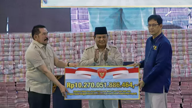 Presiden Prabowo Subianto (tengah) menyaksikan Jaksa Agung ST Burhanuddin (kiri) menyerahkan secara simbolis uang hasil penagihan denda administratif kepada Menteri Keuangan Purbaya Yudhi Sadewa (kanan) pada kegiatan penyerahan denda administratif dan lahan kawasan hutan di Kejaksaan Agung, Jakarta, Rabu 13 Mei 2026.
