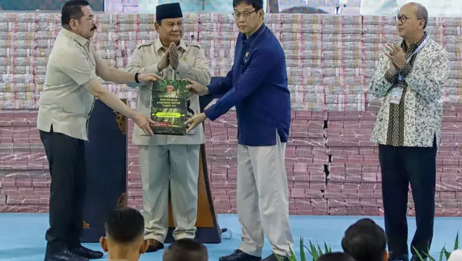 Presiden Prabowo Subianto (dua kiri), bersama Menteri Investasi dan Hilirisasi/Kepala Badan Koordinasi Penanaman Modal (BKPM) Rosan Perkasa Roeslani (kanan), menyaksikan Jaksa Agung ST Burhanuddin (kiri) menyerahkan secara simbolis kawasan hutan tahap VII kepada Menteri Keuangan Purbaya Yudhi Sadewa (kanan) pada kegiatan penyerahan denda administratif dan lahan kawasan hutan di Kejaksaan Agung, Jakarta, Rabu 13 Mei 2026.