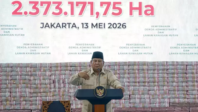 Presiden Prabowo Subianto memberikan arahan pada kegiatan penyerahan denda administratif dan lahan kawasan hutan di Kejaksaan Agung, Jakarta, Rabu 13 Mei 2026.
