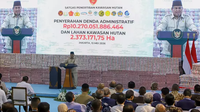 Presiden Prabowo Subianto memberikan arahan pada kegiatan penyerahan denda administratif dan lahan kawasan hutan di Kejaksaan Agung, Jakarta, Rabu 13 Mei 2026.