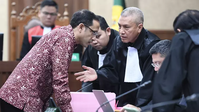 Terdakwa kasus dugaan korupsi pengadaan Chromebook dan Chrome Device Management (CDM) dalam program digitalisasi pendidikan di Kemendikbudristek Nadiem Makarim (kiri) berbincang dengan kuasa hukumnya saat sidang tuntutan di Pengadilan Tipikor, Jakarta, Rabu 13 Mei 2026.