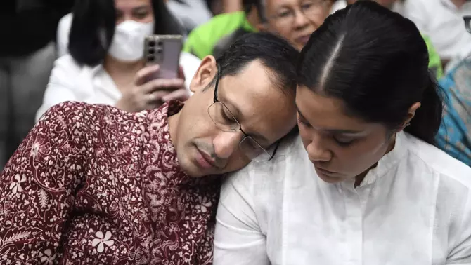 Terdakwa kasus dugaan korupsi pengadaan Chromebook dan Chrome Device Management (CDM) dalam program digitalisasi pendidikan di Kemendikbudristek Nadiem Makarim (kiri) bersandar di bahu istrinya Franka Franklin Makarim (kanan) sebelum menjalani sidang tuntutan di Pengadilan Tipikor, Jakarta, Rabu 13 Mei 2026.