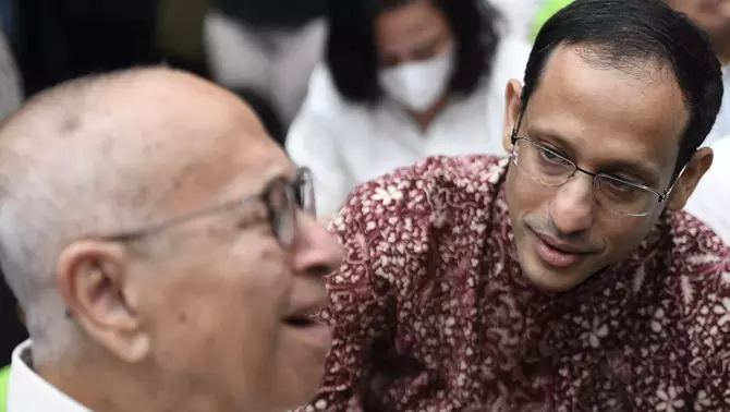 Terdakwa kasus dugaan korupsi pengadaan Chromebook dan Chrome Device Management (CDM) dalam program digitalisasi pendidikan di Kemendikbudristek Nadiem Makarim (kanan) berbincang dengan ayahnya Nono Anwar Makarim (kiri) sebelum menjalani sidang tuntutan di Pengadilan Tipikor, Jakarta, Rabu 13 Mei 2026.