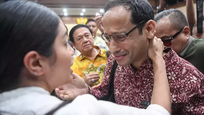 Terdakwa kasus dugaan korupsi pengadaan Chromebook dan Chrome Device Management (CDM) dalam program digitalisasi pendidikan di Kemendikbudristek Nadiem Makarim (kanan) memeluk istrinya Franka Franklin Makarim (kiri) seusai mengikuti sidang tuntutan di Pengadilan Tipikor, Jakarta, Rabu 13 Mei 2026.