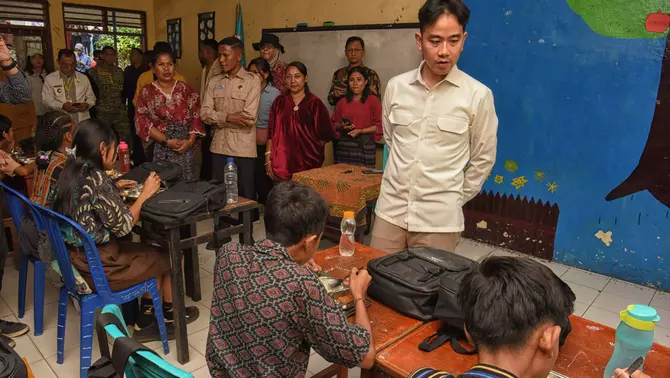 Wakil Presiden Gibran Rakabuming Raka (kanan) meninjau pelaksanaan program Makan Bergizi Gratis (MBG) di SMP 1 Ndona, Kabupaten Ende, NTT, Kamis (18/6/2026).