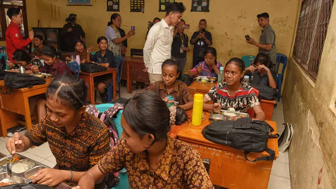 Wakil Presiden Gibran Rakabuming Raka (kanan) meninjau pelaksanaan program Makan Bergizi Gratis (MBG) di SMP 1 Ndona, Kabupaten Ende, NTT, Kamis (18/6/2026).
