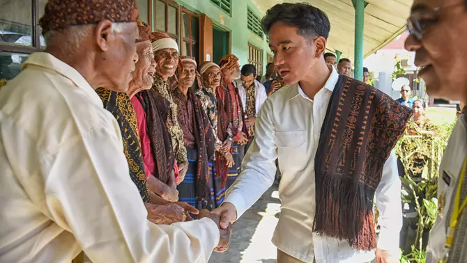 Wakil Presiden Gibran Rakabuming Raka (kanan) menyapa warga saat meninjau pelaksanaan kesiapan program Makan Bergizi Gratis (MBG) di SDN Wolomoni, Desa Niowula, Kabupaten Ende, NTT, Kamis (18/6/2026).