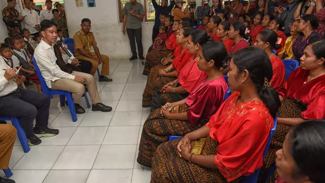 Wakil Presiden Gibran Rakabuming Raka (kiri) berdialog dengan guru, wali murid dan masyarakat saat meninjau pelaksanaan kesiapan program Makan Bergizi Gratis (MBG) di SDN Wolomoni, Desa Niowula, Kabupaten Ende, NTT, Kamis (18/6/2026).