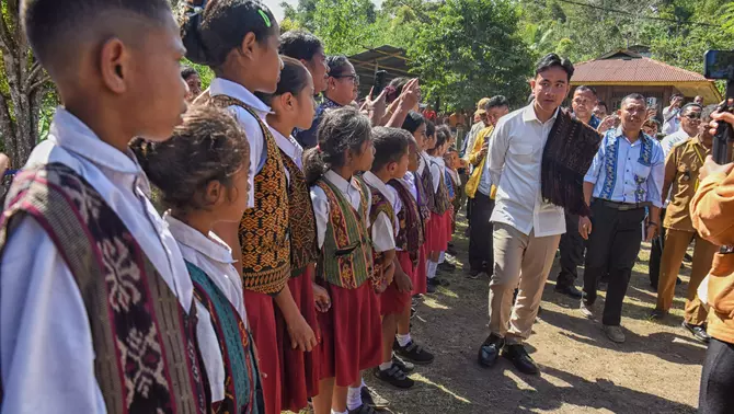 Wakil Presiden Gibran Rakabuming Raka (tengah) disambut para murid saat meninjau pelaksanaan kesiapan program Makan Bergizi Gratis (MBG) di SDN Wolomoni, Desa Niowula, Kabupaten Ende, NTT, Kamis (18/6/2026).