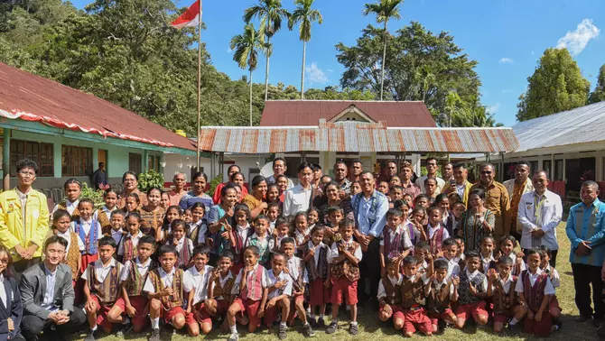 Wakil Presiden Gibran Rakabuming Raka (tengah) berfoto bersama murid dan guru saat meninjau pelaksanaan kesiapan program Makan Bergizi Gratis (MBG) di SDN Wolomoni, Desa Niowula, Kabupaten Ende, NTT, Kamis (18/6/2026).