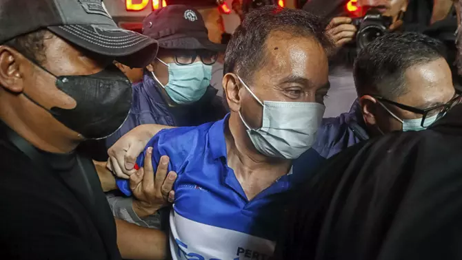 Petugas kepolisian menggiring Roy Suryo ke mobil ambulans untuk menjalani pemeriksaan usai ditahan di Polda Metro Jaya, Jakarta, Jumat (19/6/2026). Polda Metro Jaya menahan Roy Suryo sebagai tersangka kasus dugaan fitnah dan pencemaran nama baik terkait keaslian ijazah Presiden ke-7 RI Joko Widodo.