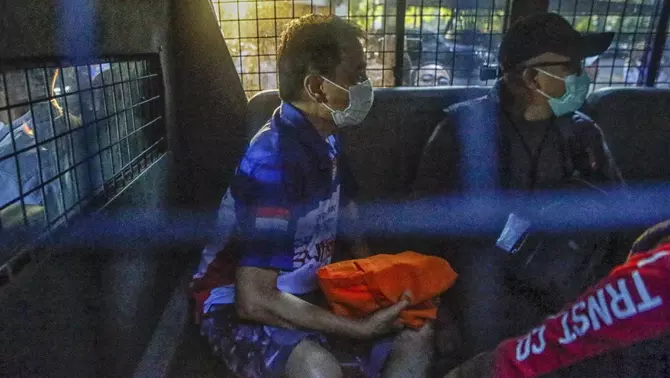 Tersangka kasus dugaan fitnah dan pencemaran nama baik, Roy Suryo (kiri), berada di mobil ambulans untuk menjalani pemeriksaan usai ditahan di Polda Metro Jaya, Jumat (19/6/2026). Polda Metro Jaya menahan Roy Suryo sebagai tersangka kasus dugaan fitnah dan pencemaran nama baik terkait keaslian ijazah Presiden ke-7 RI Joko Widodo.
