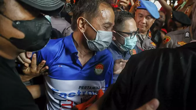 Petugas kepolisian menggiring Roy Suryo ke mobil ambulans untuk menjalani pemeriksaan usai ditahan di Polda Metro Jaya, Jakarta, Jumat (19/6/2026). Polda Metro Jaya menahan Roy Suryo sebagai tersangka kasus dugaan fitnah dan pencemaran nama baik terkait keaslian ijazah Presiden ke-7 RI Joko Widodo.