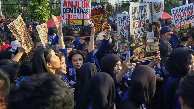 Badan Eksekutif Mahasiswa (BEM) Universitas Trisakti kembali menggelar aksi demonstrasi di depan gedung DPR, Jakarta, Jumat (19/6/2026).