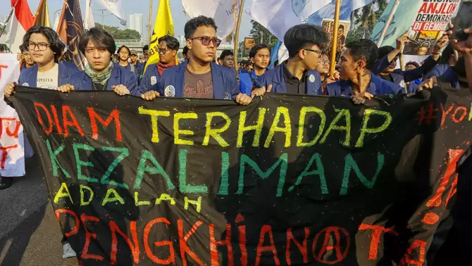 Badan Eksekutif Mahasiswa (BEM) Universitas Trisakti kembali menggelar aksi demonstrasi di depan gedung DPR, Jakarta, Jumat (19/6/2026).