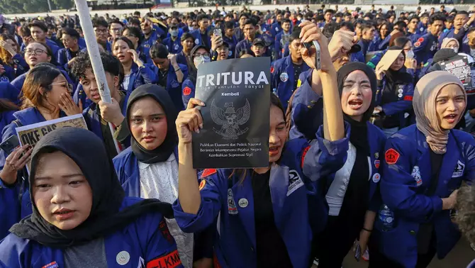 Badan Eksekutif Mahasiswa (BEM) Universitas Trisakti kembali menggelar aksi demonstrasi di depan gedung DPR, Jakarta, Jumat (19/6/2026).