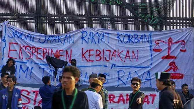 Badan Eksekutif Mahasiswa (BEM) Universitas Trisakti kembali menggelar aksi demonstrasi di depan gedung DPR, Jakarta, Jumat (19/6/2026).