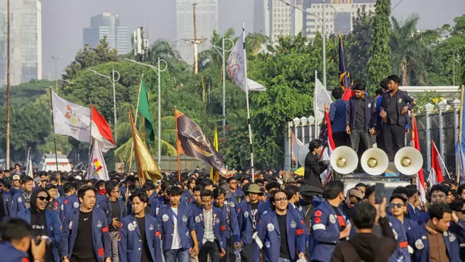 Badan Eksekutif Mahasiswa (BEM) Universitas Trisakti kembali menggelar aksi demonstrasi di depan gedung DPR, Jakarta, Jumat (19/6/2026).