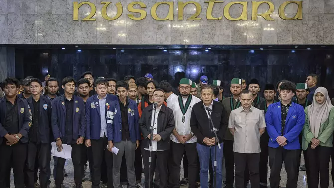 Wakil Ketua DPR Sufmi Dasco Ahmad (tengah) dan Saan Mustopa (keempat kanan) menyampaikan keterangan pers usai menerima perwakilan mahasiswa di Kompleks Parlemen, Senayan, Jakarta, Jumat (19/6/2026).