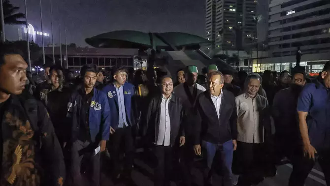 Wakil Ketua DPR Sufmi Dasco Ahmad (tengah) dan Saan Mustopa (kedua kanan) berjalan keluar untuk menemui mahasiswa yang melakukan unjuk rasa di depan Kompleks Parlemen, Senayan, Jakarta, Jumat (19/6/2026).