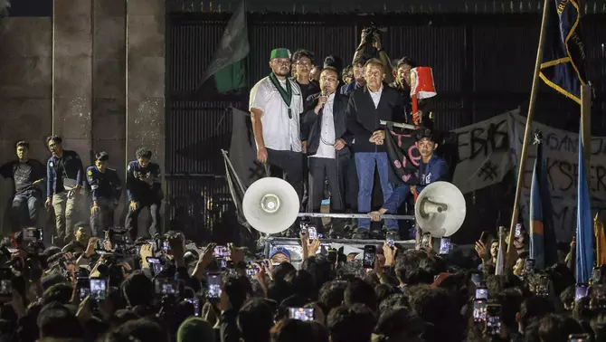 Wakil Ketua DPR Sufmi Dasco Ahmad (tengah) didampingi Saan Mustopa (kanan) berdialog dengan mahasiswa pengunjuk rasa di depan Kompleks Parlemen, Senayan, Jakarta, Jumat (19/6/2026).