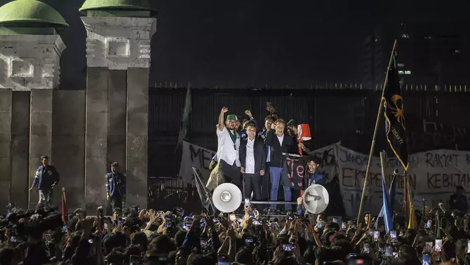 Wakil Ketua DPR Sufmi Dasco Ahmad (tengah) dan Saan Mustopa (kanan) menemui mahasiswa pengunjuk rasa di depan Kompleks Parlemen, Senayan, Jakarta, Jumat (19/6/2026).