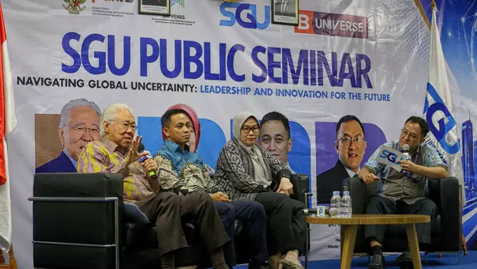 Komisaris Utama B-Universe Enggartiasto Lukita (kiri), bersama Asisten Deputi Keterpaduan Pelayanan Digital Nasional Kementerian PANRB Adi Nugroho (dua kiri), Direktur Data Pembangunan dan Pemerintah Digital Kementerian PPN/Bappenas Dini Magfira (dua kanan), menjadi narasumber dengan moderator Head of Study Program Master of Information Technology Swiss German University Eka Budiarto (kanan), dalam seminar yang diadakan oleh Swiss German University (SGU), dengan tema Navigating Global Uncertainty : Leadership and Innovation for the Future yang diadakan di The Prominance Tower, Alam Sutera, Tangerang, Banten, Sabtu (20/6/2026).