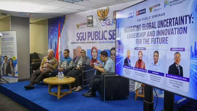 Komisaris Utama B-Universe Enggartiasto Lukita (kiri), bersama Asisten Deputi Keterpaduan Pelayanan Digital Nasional Kementerian PANRB Adi Nugroho (dua kiri), Direktur Data Pembangunan dan Pemerintah Digital Kementerian PPN/Bappenas Dini Magfira (dua kanan), menjadi narasumber dengan moderator Head of Study Program Master of Information Technology Swiss German University Eka Budiarto (kanan), dalam seminar yang diadakan oleh Swiss German University (SGU), dengan tema Navigating Global Uncertainty : Leadership and Innovation for the Future yang diadakan di The Prominance Tower, Alam Sutera, Tangerang, Banten, Sabtu (20/6/2026).